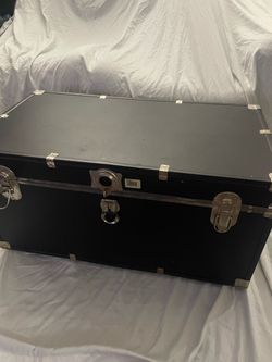 Trunk with wheels