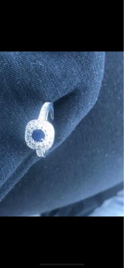 1 Carat Sapphire, Setting in White Gold