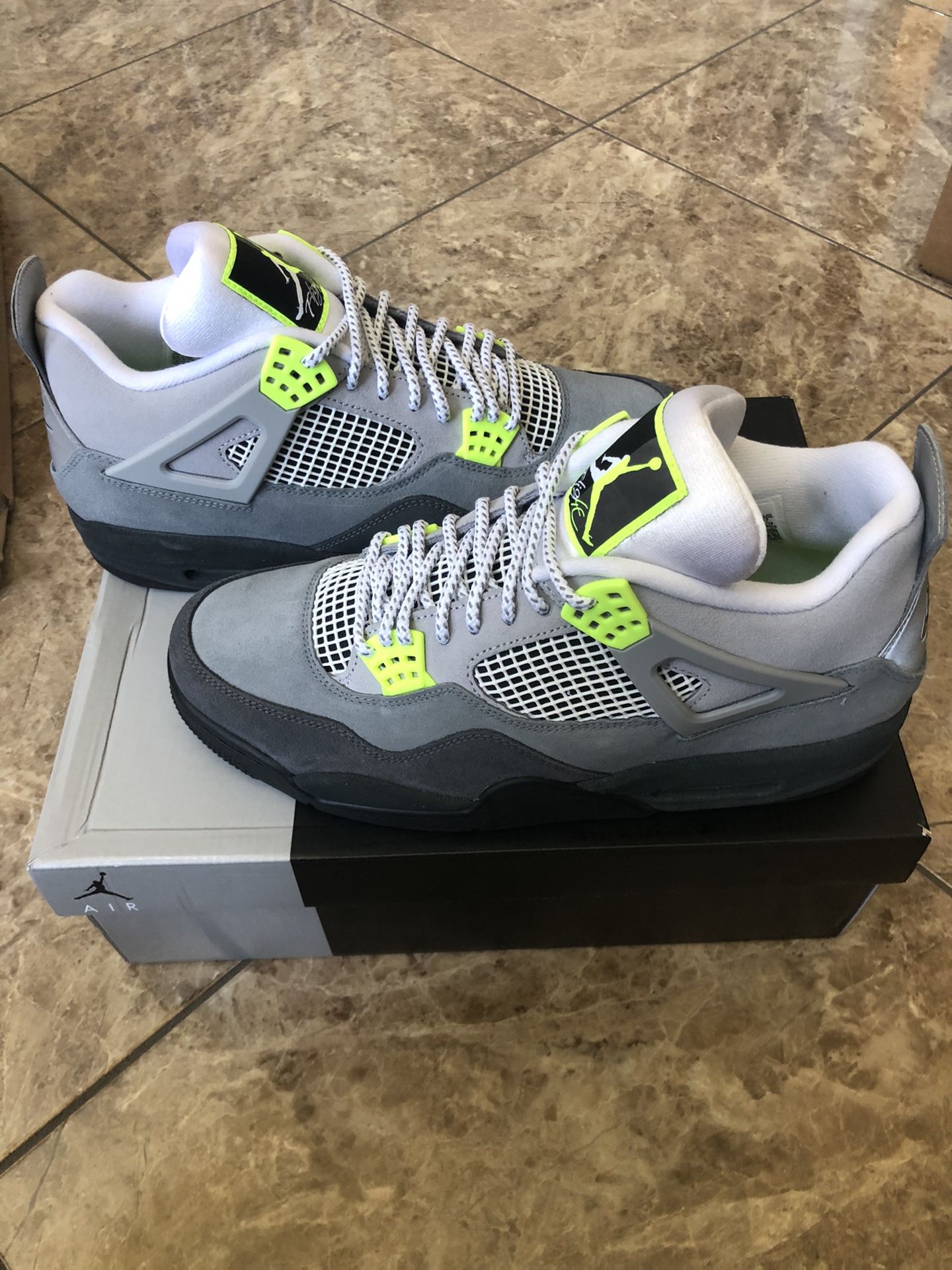 Jordan 4 neon