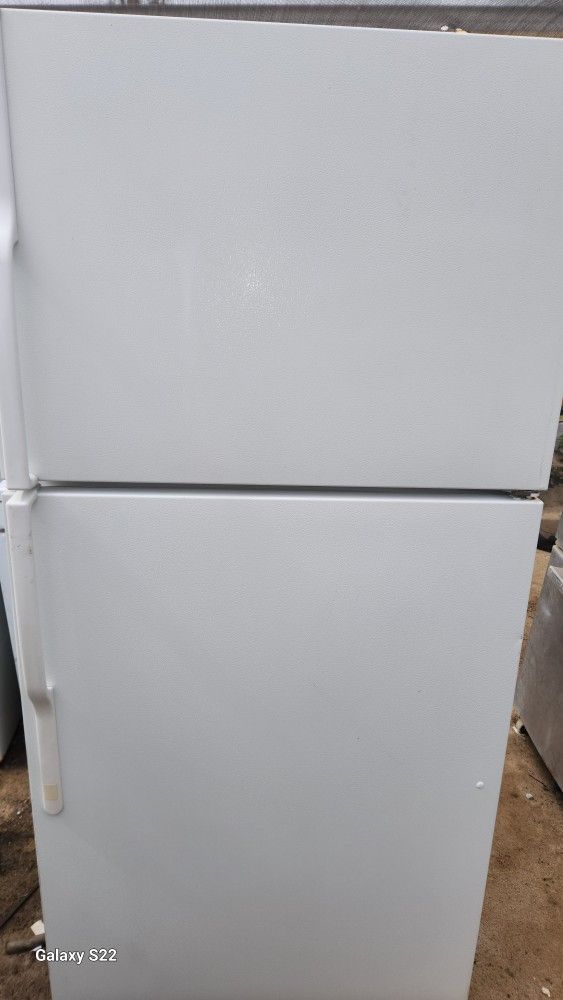 General Electric Fridge Apt Size 32 By 68 High Works Good 
