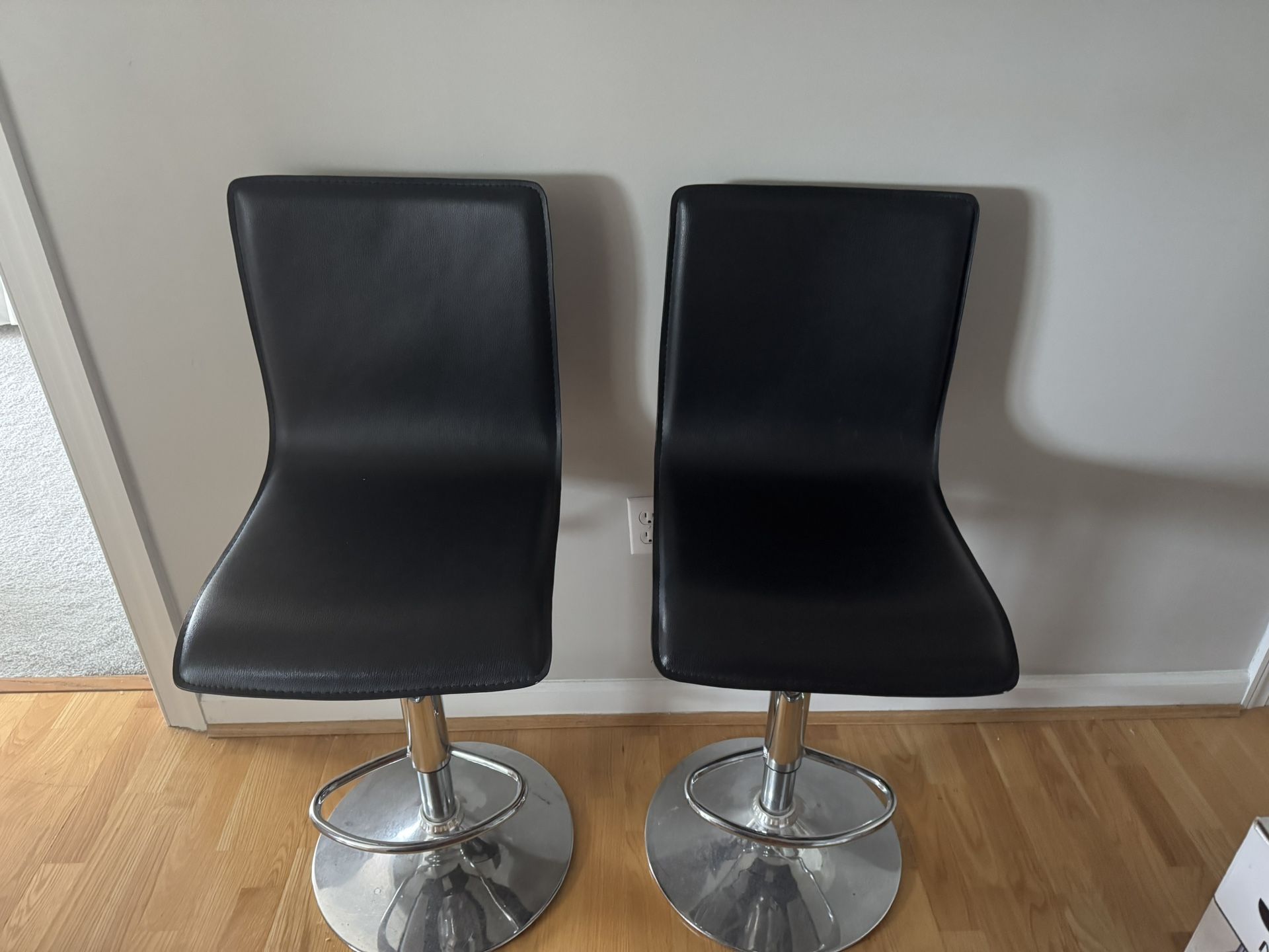 2 swivel bar stools, height adjustable and in excellent condition!
