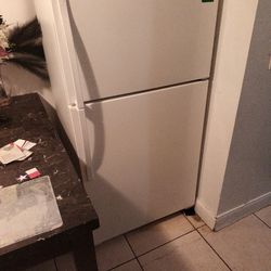 300-Whirlpool Fullsize Refrigerator