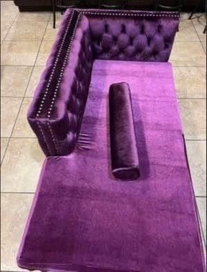Da Vinci Right Facing Tufted Velvet modern contemporary button ruffed. Right I facing purple chaise with 1 pc rectangle accent upillow. The dimensions