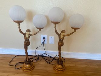 Pair of Design Toscano Dancer Figural Lamps – 28” Tall. Par de Lámparas Decorativas Design Toscano –
