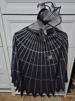 Spider poncho with hair accessorie