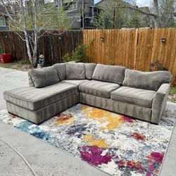 🚚 FREE DELIVERY ! Gorgeous Grey Sectional Couch w/ Chaise