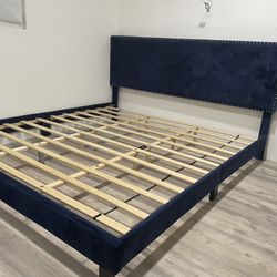 King Frame  Bed And Table 