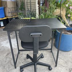 BEAUTIFUL DESK WITH CHAIR GOOD CONDITIONS 