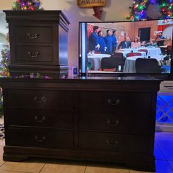 Dresser Two Matching Night Stands 