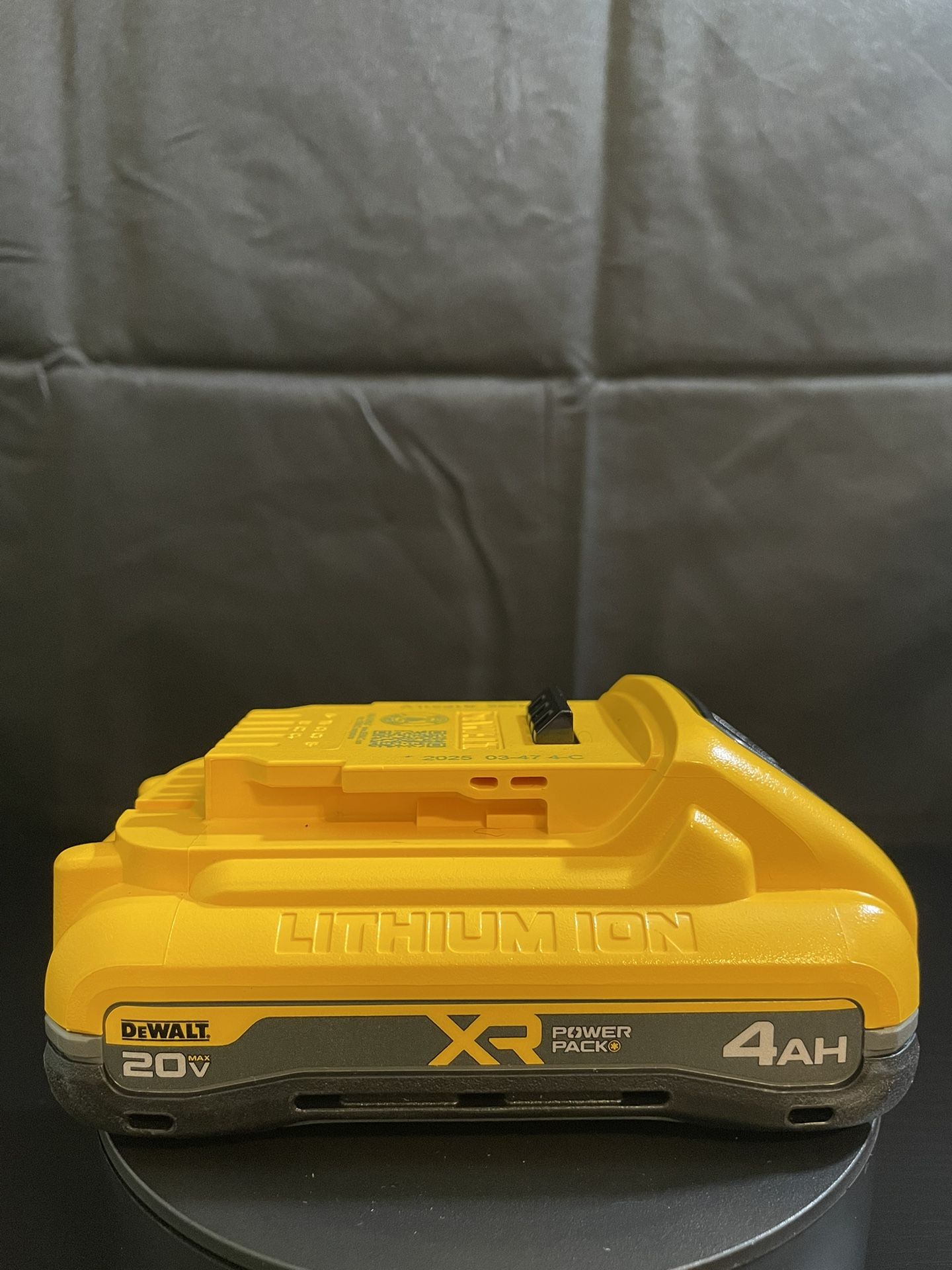 DeWalt 20V MAX XR DCB2104 4 Ah Lithium-Ion Tabless Battery