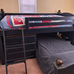 Twin bunk bed
