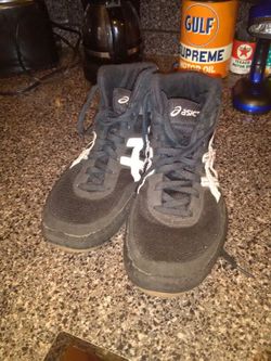 Asics wrestling sneakers good condition size 10/1/2