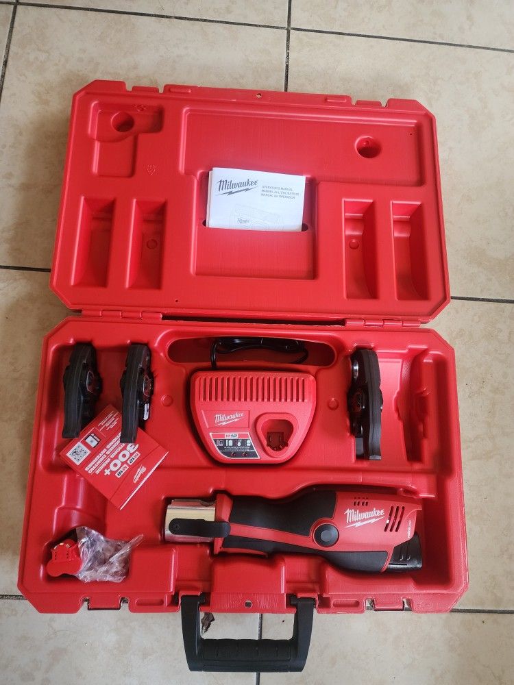 Milwaukee
M12 12-Volt Lithium-Ion Force Logic Cordless Press Tool Kit (3 Jaws Included) with Two 1.5 Ah Battery and Hard Case