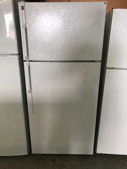 17 Cubic Foot Hotpoint Refrigerator With 120 Day Warranty