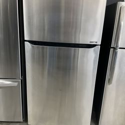 Refrigerator 33 W. Water and. Ice Maker
