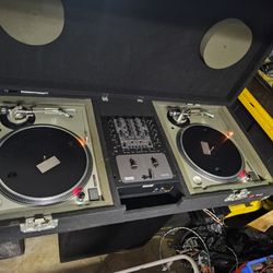 2 Turntables And A Mixer 