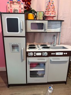 Toy kitchen