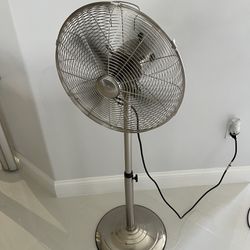 DecoBreeze adjustable fan