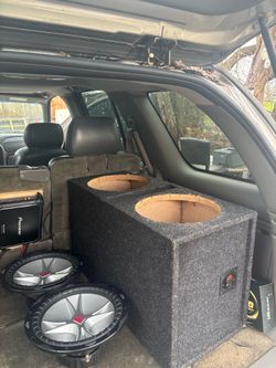 Pioneer 1600 watt with power an ground and subwoofer
