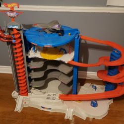 Hot Wheel Super Ultimate Garage 