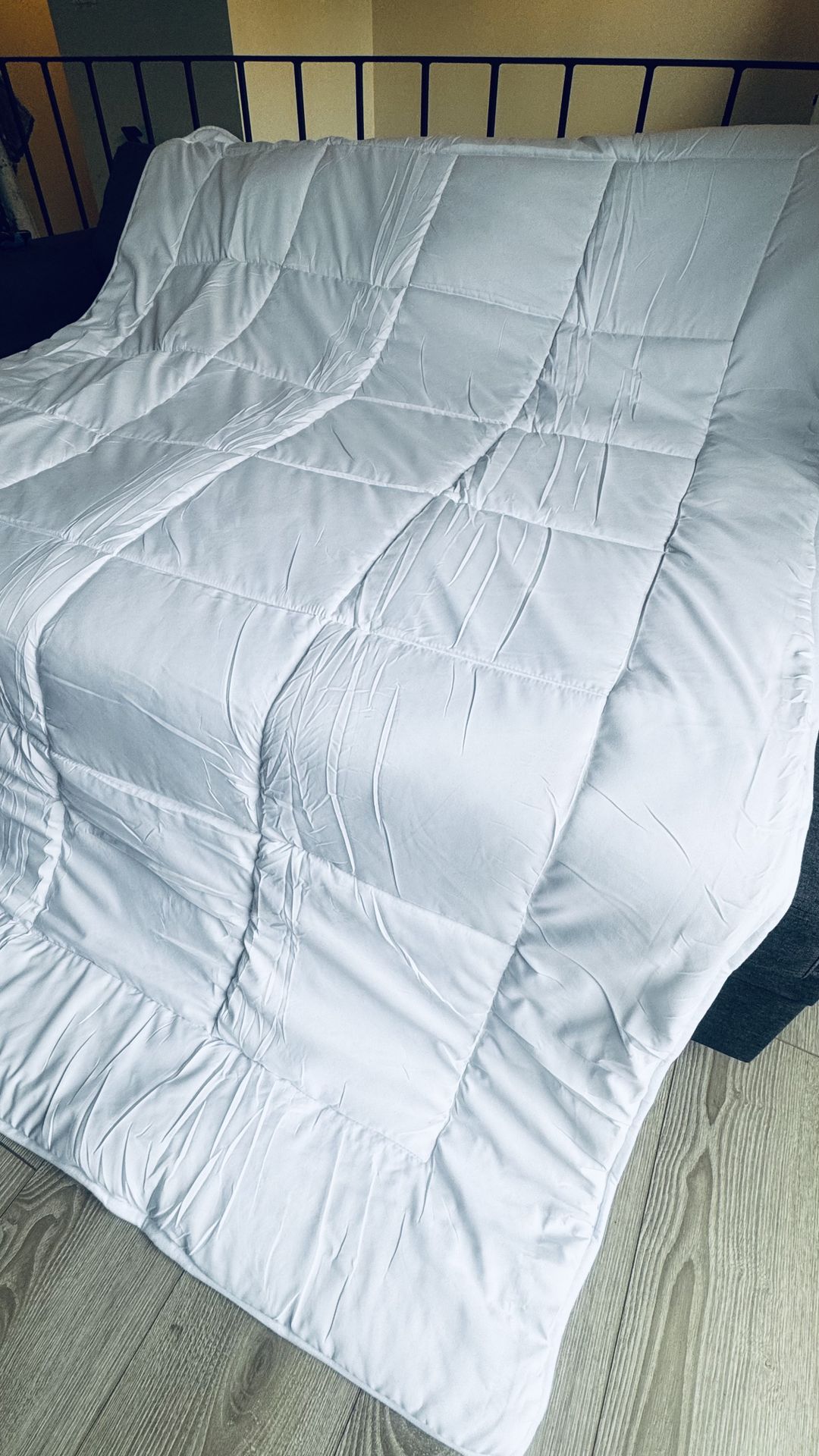 NEW White Full Size Comforter 190x155 cm Soft Lightweight Blanket Modern Design