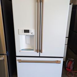 Cafe CFE28TP4MW2
36 Inch French Door Smart Refrigerator 