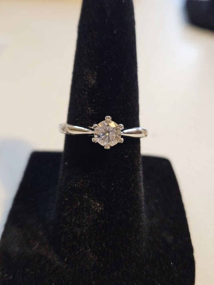 Moissanite Ring 0.5 carat– 925 Sterling Silver – Size 5
