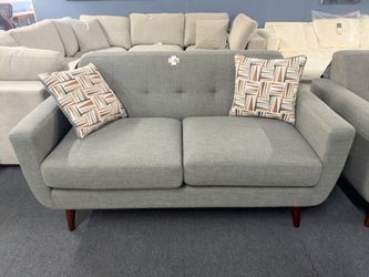 Mid-Century Modern Gray Fabric Loveseat，$150