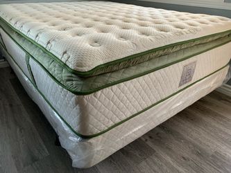 Queen size 14in organic hybrid gel pillow top mattress and boxspring