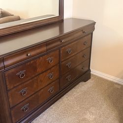 DRESSER WITH MIRROR & TWO NIGHT STANDS!!