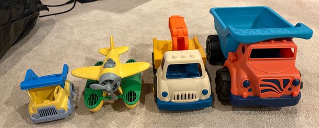Set of 4 little green toys