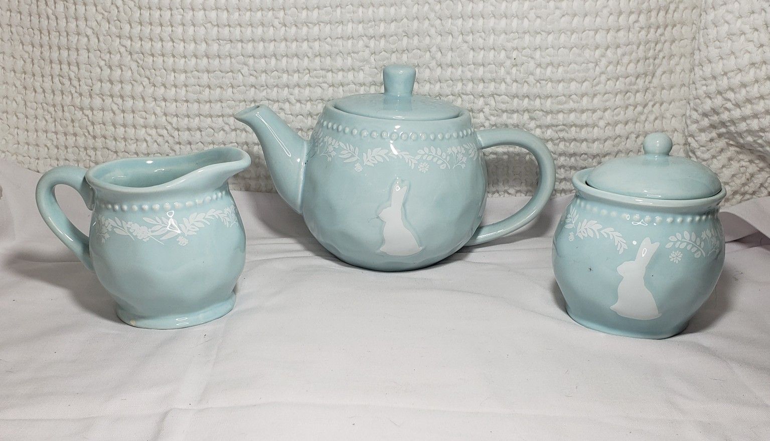Connections easter teapot with cream and sugar bowls . Good condition and smoke free home.