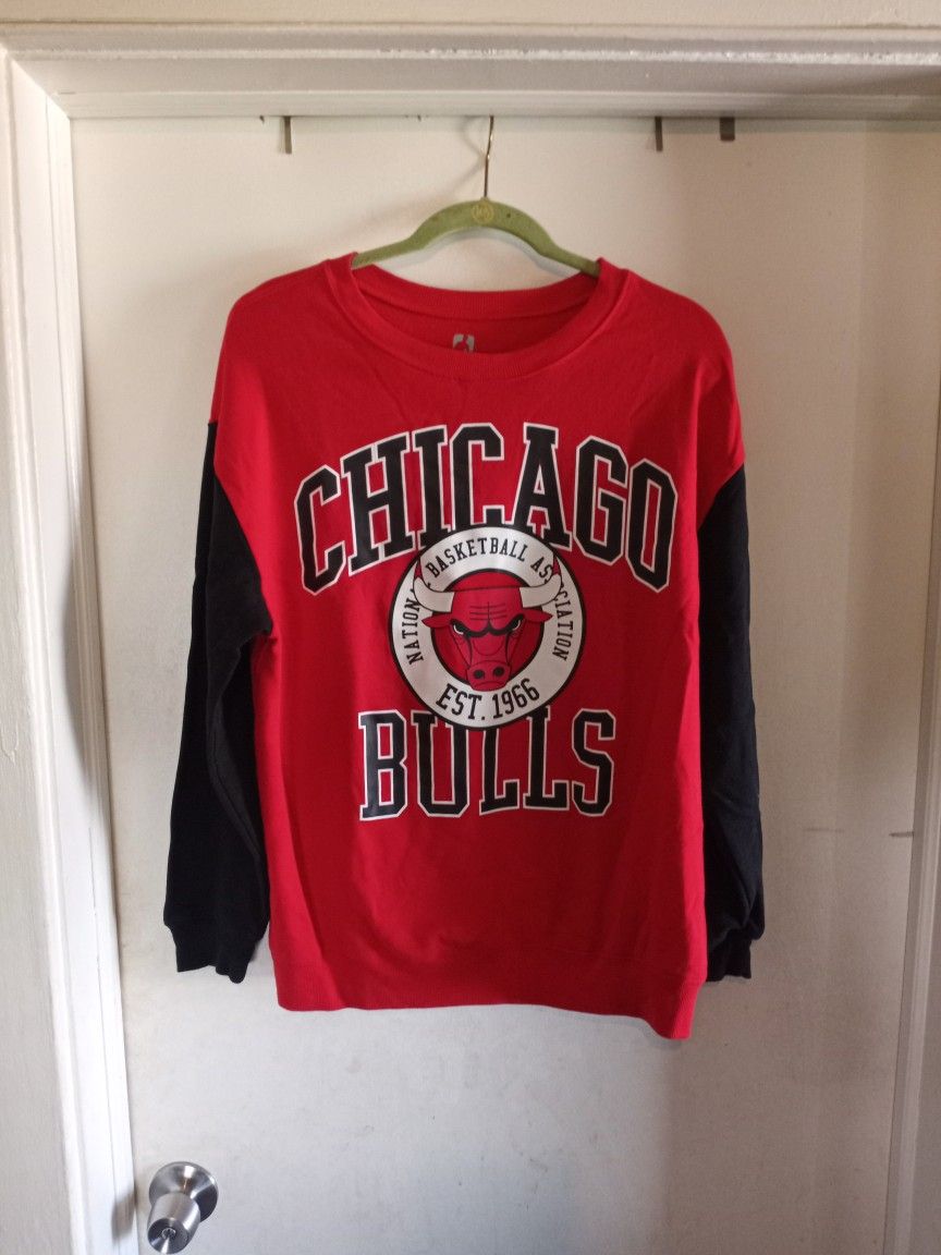 Size Large Chicago Bulls Sweatshirt, Official NBA 2022