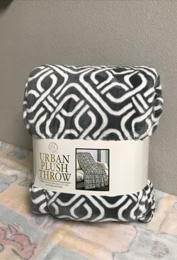 Plush throw blanket