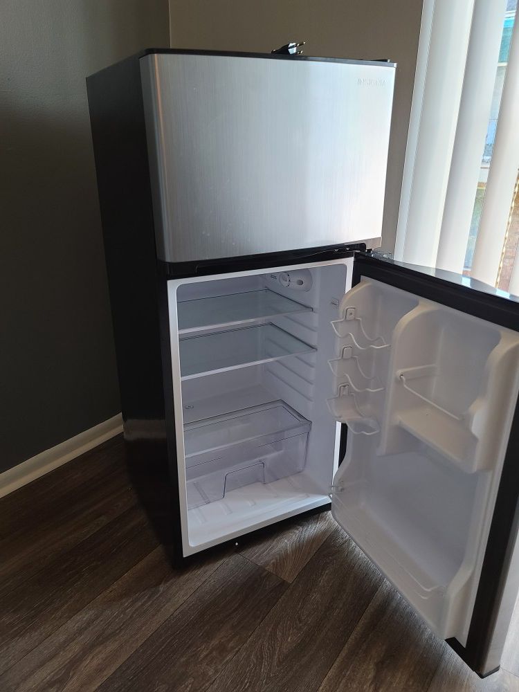 Mini fridge 4.3 cu..