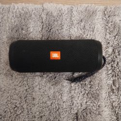 JBL FLIP 4 BLUETOOTH SPEAKER COMES WITH CHARGER SOUNDS GREAT 💯