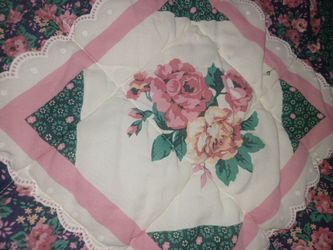 Interior Designer's own New Beautiful hand quilted Floral patchwork, Double bed $30.