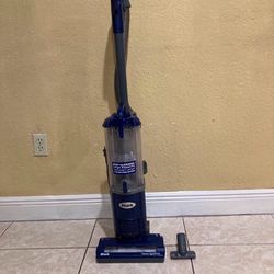 Vacuum Cleaner SHARK LIGHTWEIGHT BAGLESS UPRIGHT LARGE CAPACITY  With A Pet Tool Attachment…In Great Clean  Working Condition…Powerful Suction…$65