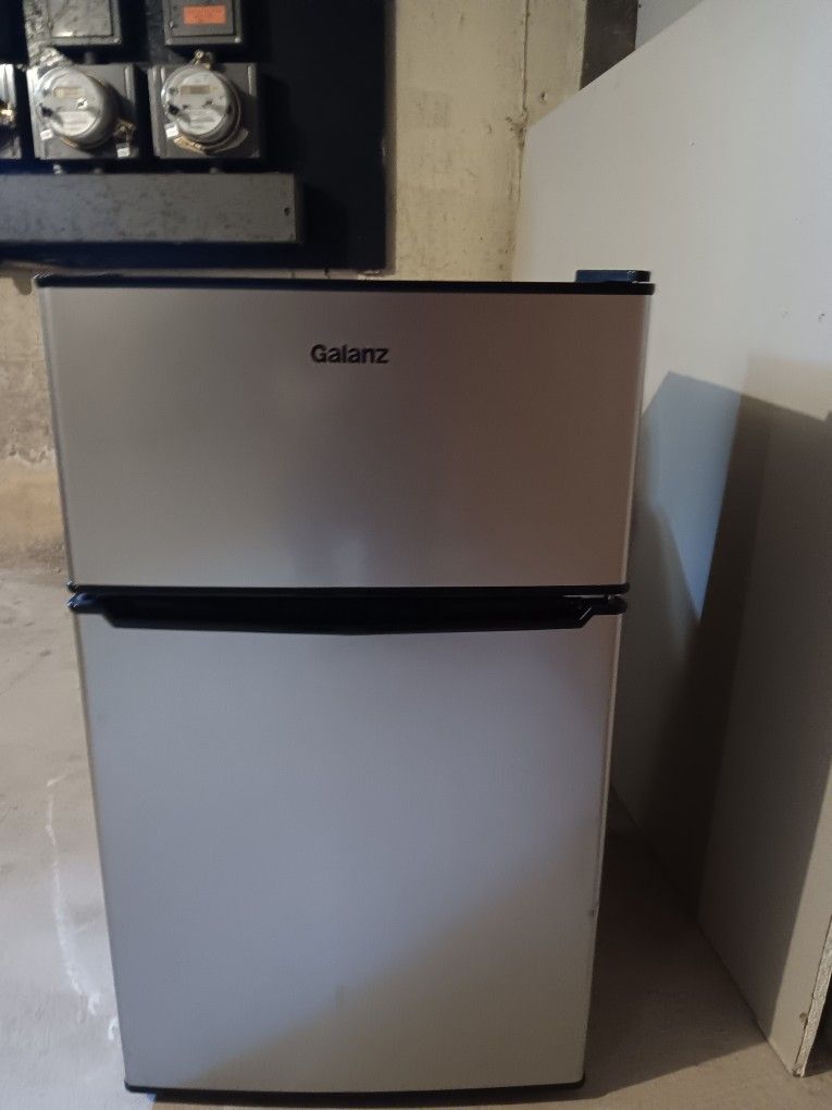 Mini Fridge Two doors $80.00 Galanz