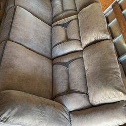 Nice 3 Seater Recliner Couch With Arm Rest With Cup Holders