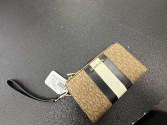 Micheal kors wristlet