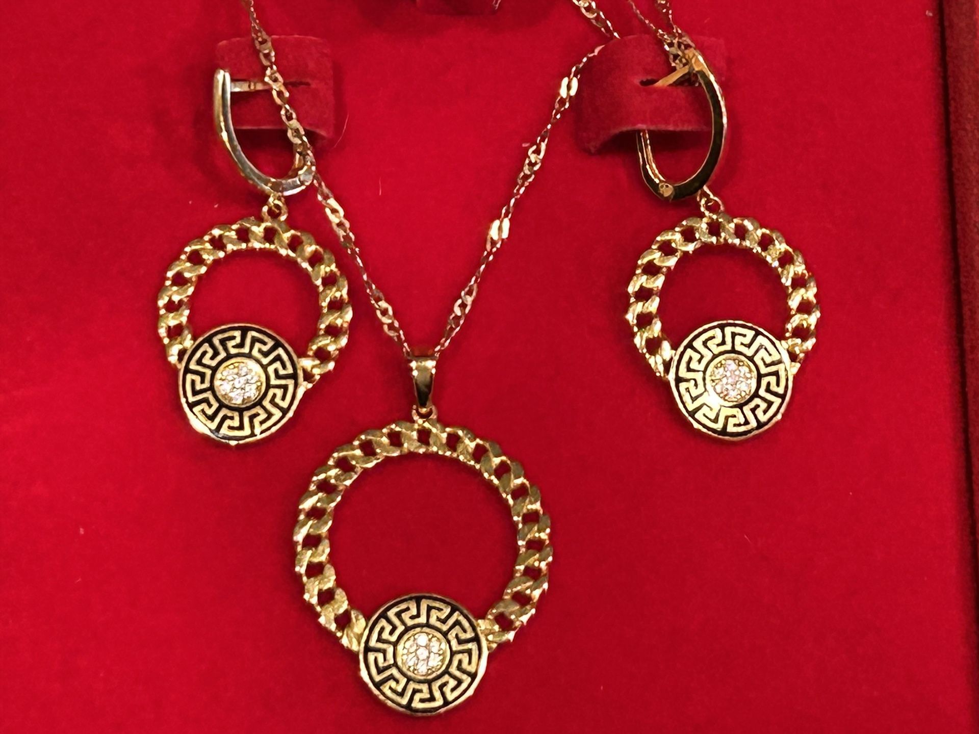 21K Yellow Gold Necklace Set With Clustered Diamonds.