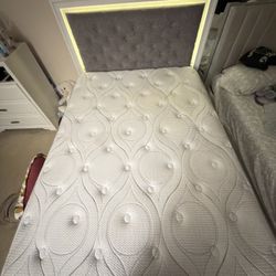 Full bed white wood
