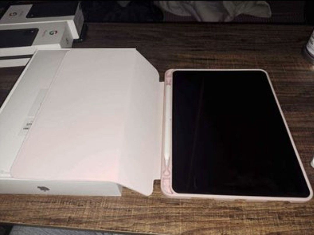 iPad Pro 11' 3rd gen w/ Apple Pencil 2 & Pink Case