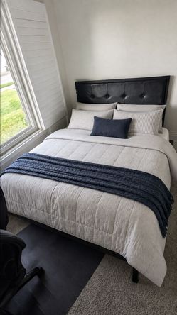 Black Platform Bed Frame with Upholstered Tufted Headboard – Excellent Condition