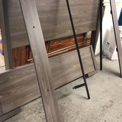 Complete queen size bed almost new