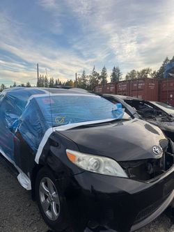 2015 Toyota Sienna parting out