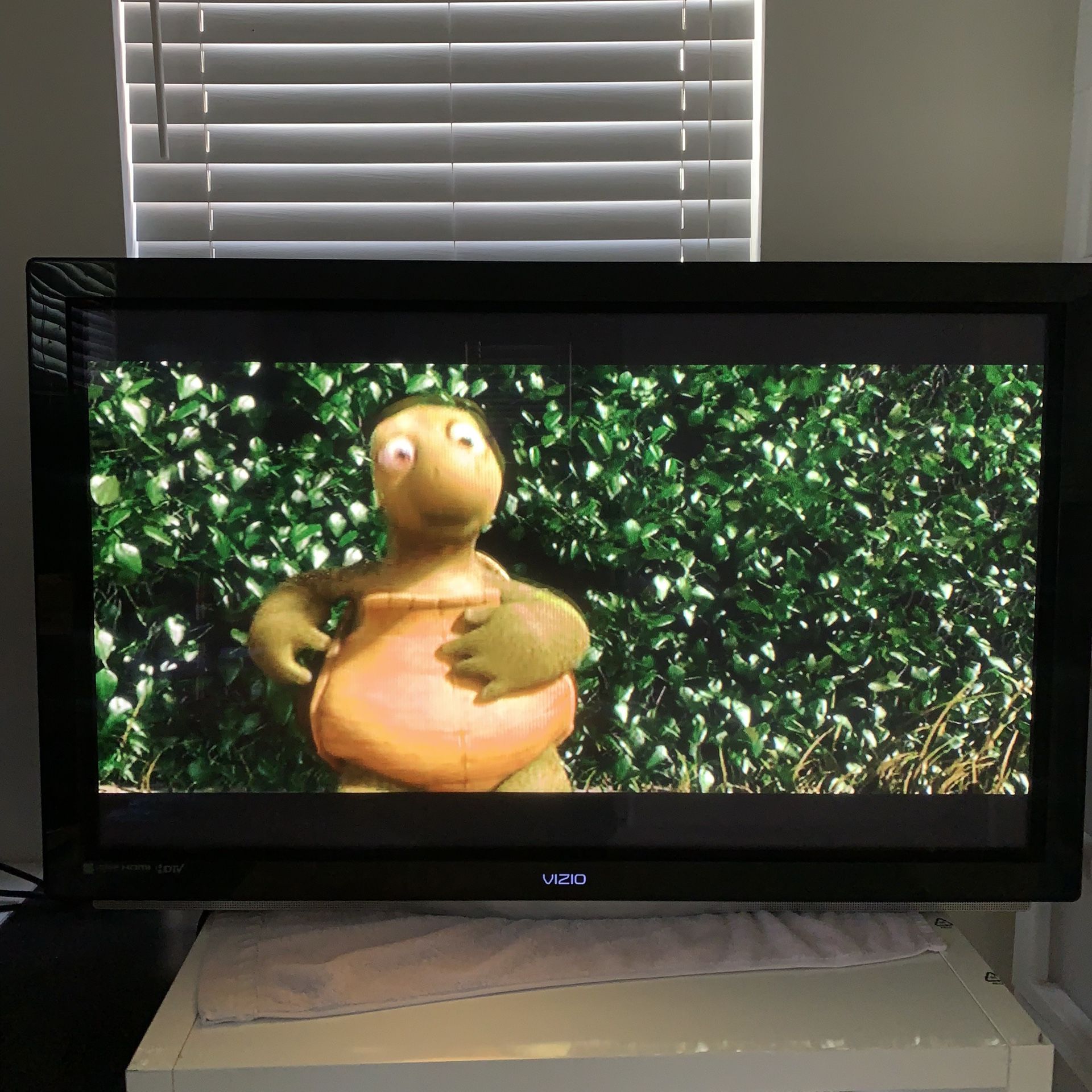 VINTAGE Vizio VP423 Plasma HDTV 42" barely used great picture & sound: NO STAND