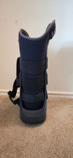 Used MaxTrax Air Walking Boot - Size Medium
