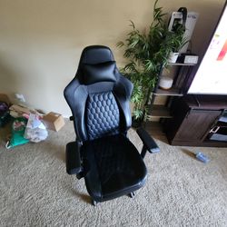 BLACK GAMING CHAIR